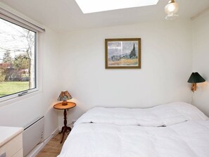 3 bedrooms, cribs/infant beds