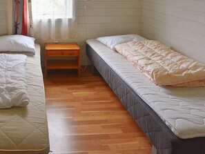 House | 4 bedrooms, individually furnished - 7 Person Holiday Home in Selje-by Traum (Stad)