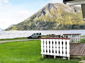 Hus | Utsikt mot innsjø