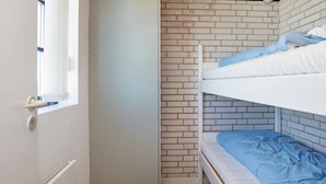 1 bedroom, cribs/infant beds