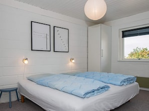 3 bedrooms, cribs/infant beds