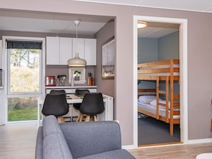 House | 3 bedrooms, cribs/infant beds