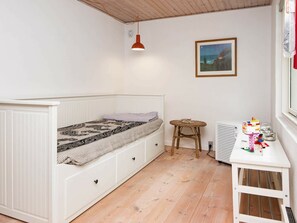 3 bedrooms, cribs/infant beds