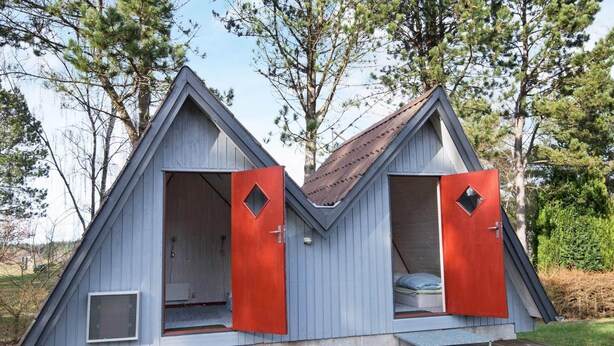 A cabin with two bedrooms, each with a red door and a small window. - Peaceful Holiday Home in Ebeltoft near Sea (Ebeltoft)