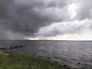 Une étendue d’eau sur laquelle s’avance un quai.