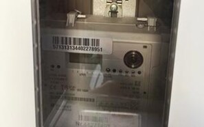 Un panneau de commande doté d’un lecteur de codes-barres, de boutons et d’un écran.