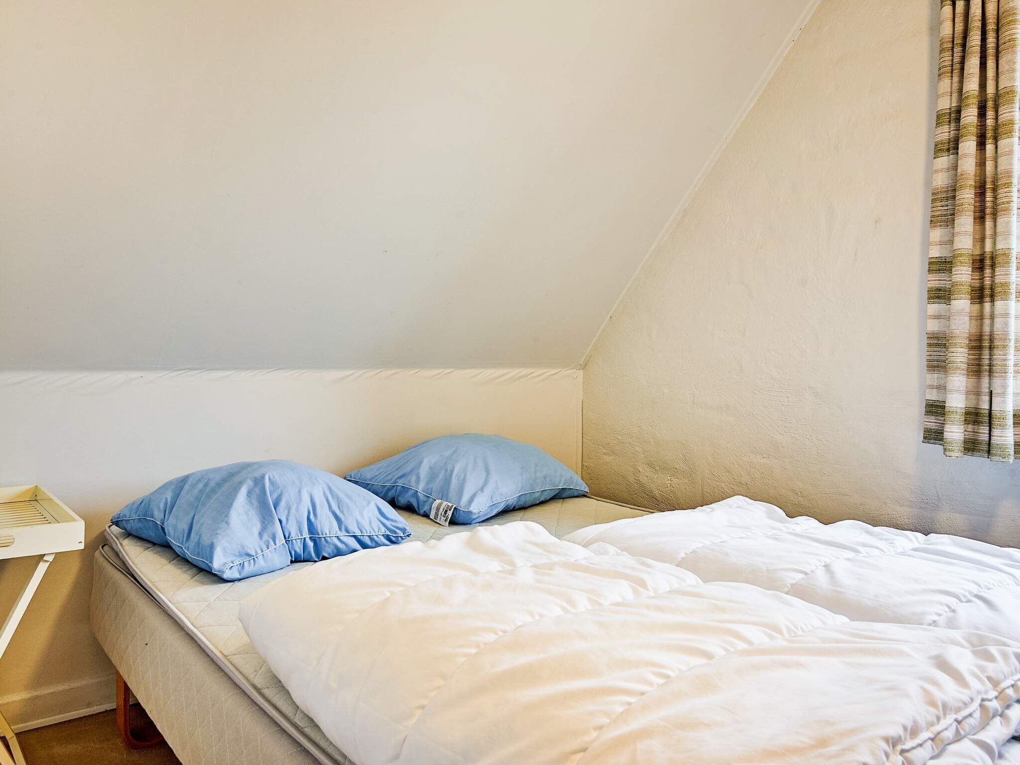 2 bedrooms, cribs/infant beds