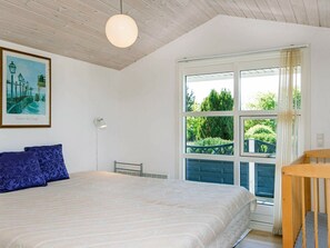 4 bedrooms, cribs/infant beds
