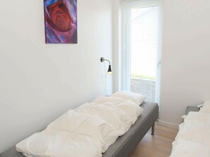 5 bedrooms, cribs/infant beds