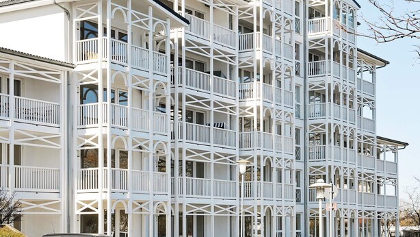 A multi-story building with balconies and a corner design. - Holiday Home in Grossenbrode (Grossenbrode)
