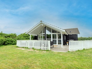 A single-story house with a covered porch and a separate building with a tiled roof. - 4 Star Holiday Home in Harboore (Harboore)