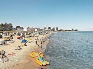 A crowded beach with numerous tents and people enjoying the water. - Holiday Home in GroÃŸenbrode (Grossenbrode)