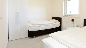 Una camera da letto con un letto, un armadio e una finestra.