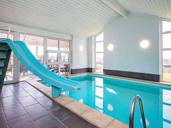 Una piscina techada, una piscina al aire libre