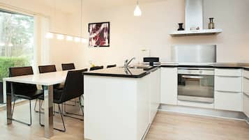 Kjøleskap, oppvaskmaskin, kaffetrakter/tekoker og høy barnestol