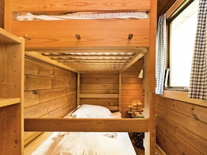 2 bedrooms, cribs/infant beds