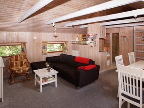 3 bedrooms, cribs/infant beds