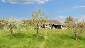 A rural property with a barn, open fields, and young trees. - 5 Star Holiday Home in Hadsund (Hadsund)