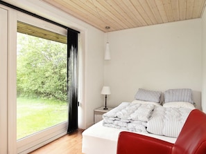 5 bedrooms, cribs/infant beds