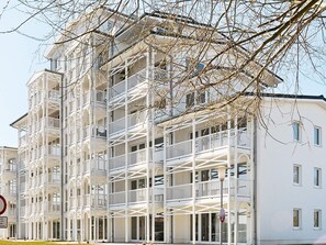 A multi-story building with balconies and a white facade. - Holiday Home in Grossenbrode (Grossenbrode)