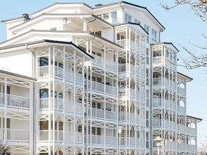 Un edificio de varios pisos con balcones y un diseño arquitectónico distintivo.