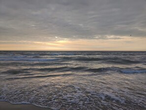A beach with waves and a cloudy sky. - 6 Person Holiday Home in Saltum (Saltum)