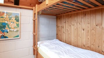 3 bedrooms, cribs/infant beds