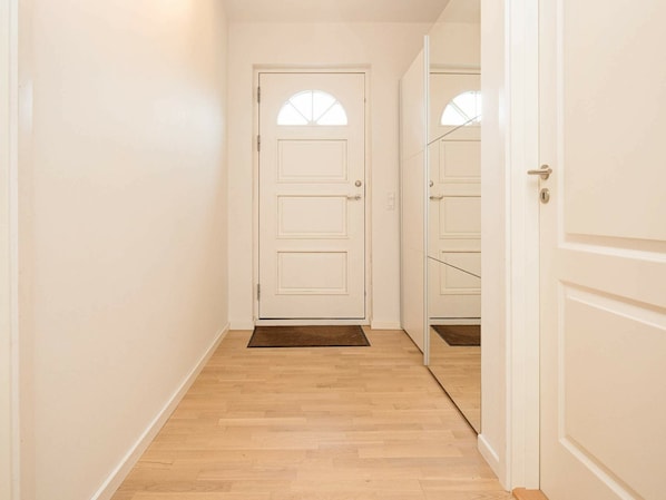 2 bedrooms, cribs/infant beds