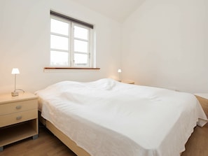 2 bedrooms, cribs/infant beds