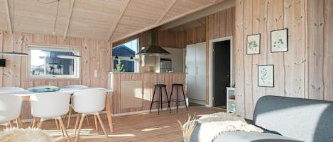 Un intérieur moderne comprenant un coin repas, une cuisine et un espace de vie.