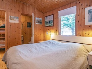 3 bedrooms, cribs/infant beds