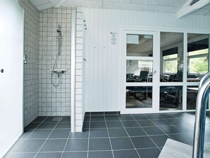 Hus | Basseng | Innendørsbasseng og utendørsbasseng