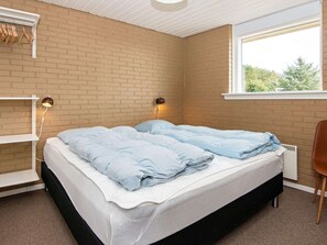 4 bedrooms, cribs/infant beds