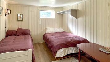 2 kamar tidur dan dilengkapi dengan perabotan berbeda-beda