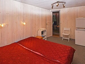 2 bedrooms, cribs/infant beds
