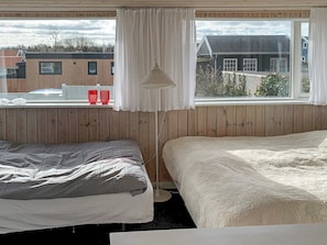 1 bedroom, cribs/infant beds