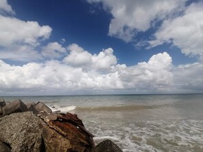 A beach with large rocks in the foreground and a clear sky with clouds. - 5 Star Holiday Home in Fjerritslev (Fjerritslev)