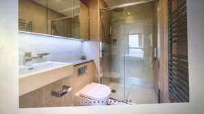 Combined shower/bathtub, hair dryer, towels, soap - LUXURY PENTHOUSE APARTMENT***** (Croydon)