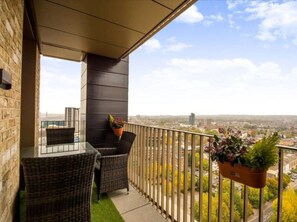 Outdoor dining - LUXURY PENTHOUSE APARTMENT***** (Croydon)