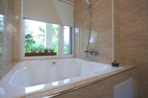 Exclusive Quadruple Room (GJ5) | Individually decorated, individually furnished, desk, soundproofing