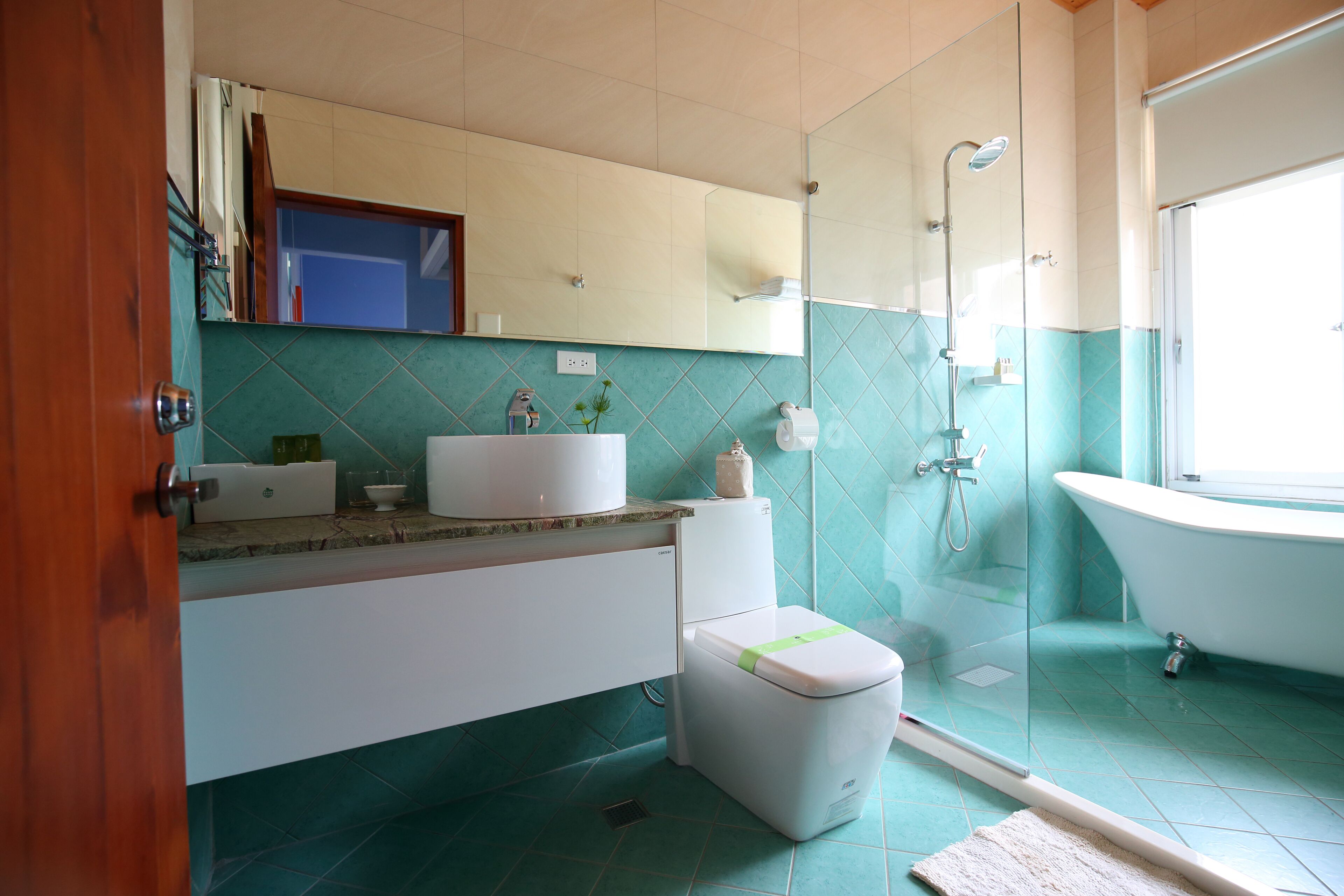 Un baño con inodoro, lavamanos y ducha.
