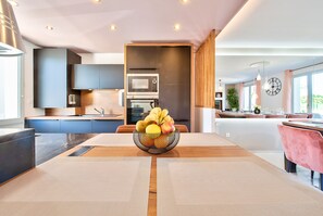 Kühlschrank, Mikrowelle, Ofen, Geschirrspüler