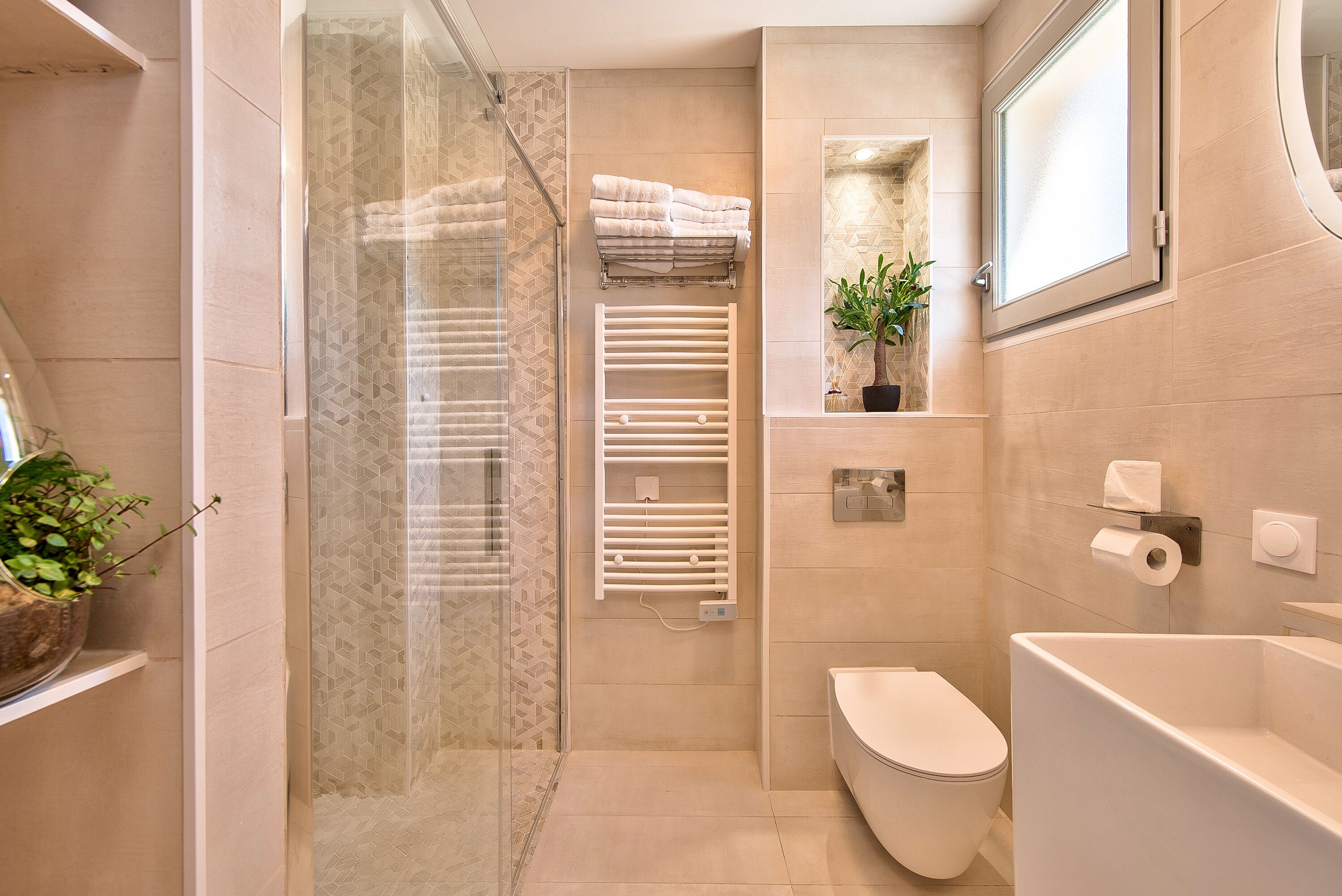 Bañera, secador de pelo, pantuflas, toallas