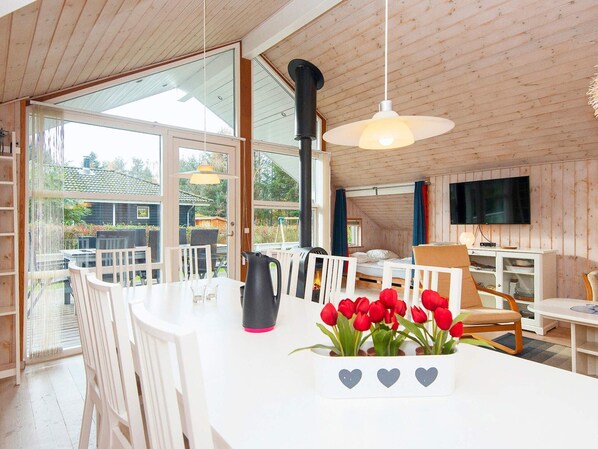 Un interior moderno con comedor, cocina y sala de estar.