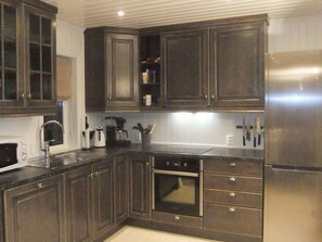 House | Private kitchen | Cookware/dishes/utensils