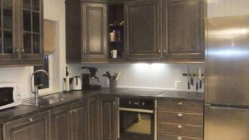 House | Private kitchen | Cookware/dishes/utensils
