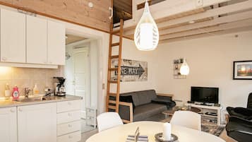 Un interior moderno con cocina, comedor y sala de estar.