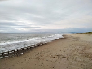 Une plage au rivage de galets et aux vagues déferlantes.