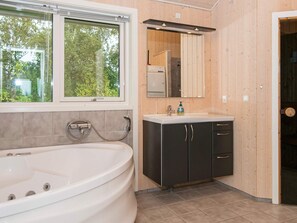 Bathroom - Vibrant Holiday Home in Jutland With Sauna (Knebel)