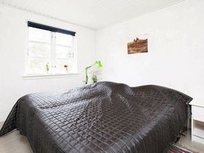 3 bedrooms, cribs/infant beds